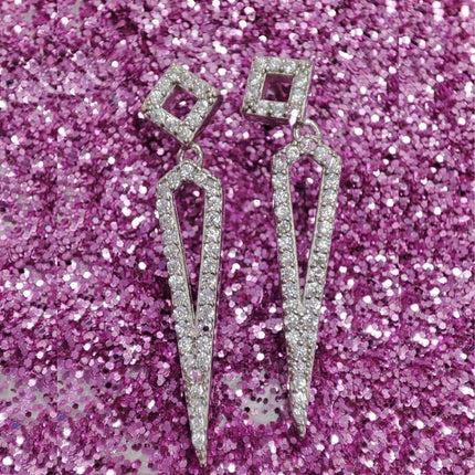 Aretes largos elegantes. Aretes de plata. Aretes largos. Aretes plata. Aretes para mujer. Aretes. Aretes de moda 2024. Aretes pandora. Aretes Tous. Aretes para fiesta de noche. Aretes ferragamo. Aretes louis vuitton. Aretes de plata largos geométricos. Plata esterlina. Plata ley 925. Plata pura. Plata 925.