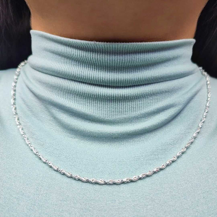 Cadena. Cadena de plata. Cadena para mujer. Cadena de moda. Cadenas 2025. Cadenas de plata para mujer. Cadena 2025. Cadena collar. Collar tiffany. Tous. Cadena joyería. Cadena de plata trenzada con tres puntos. Plata esterlina. Plata ley 925. Plata pura. Plata 925.